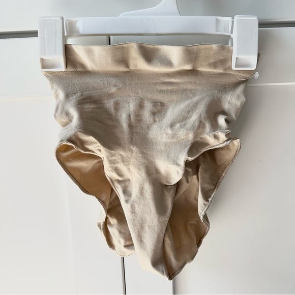 SKIMS Nude Shapewear Set - Picture 5 of 10